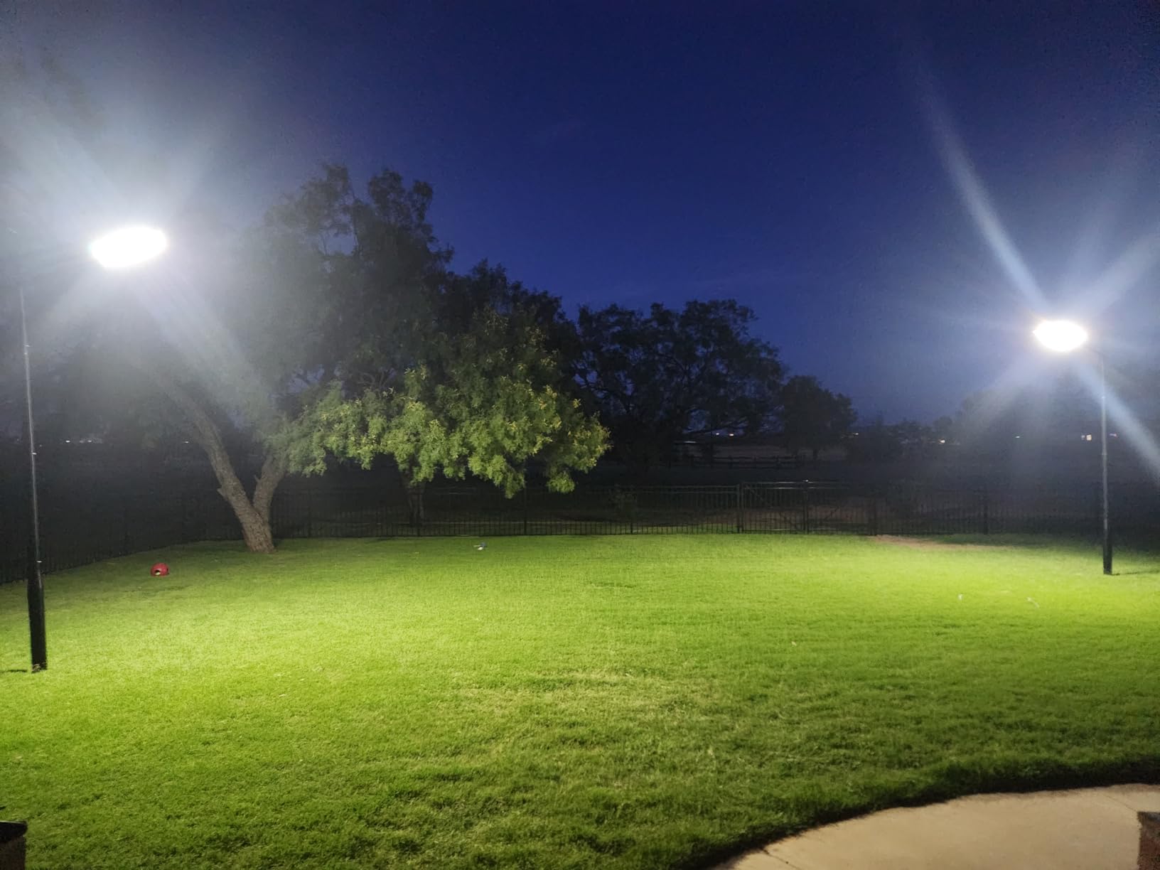 Ofuray Solar Street Lights Outdoor Of-11000W, 30000mAh, 192 LEDs, 3 Modes customer photo 1