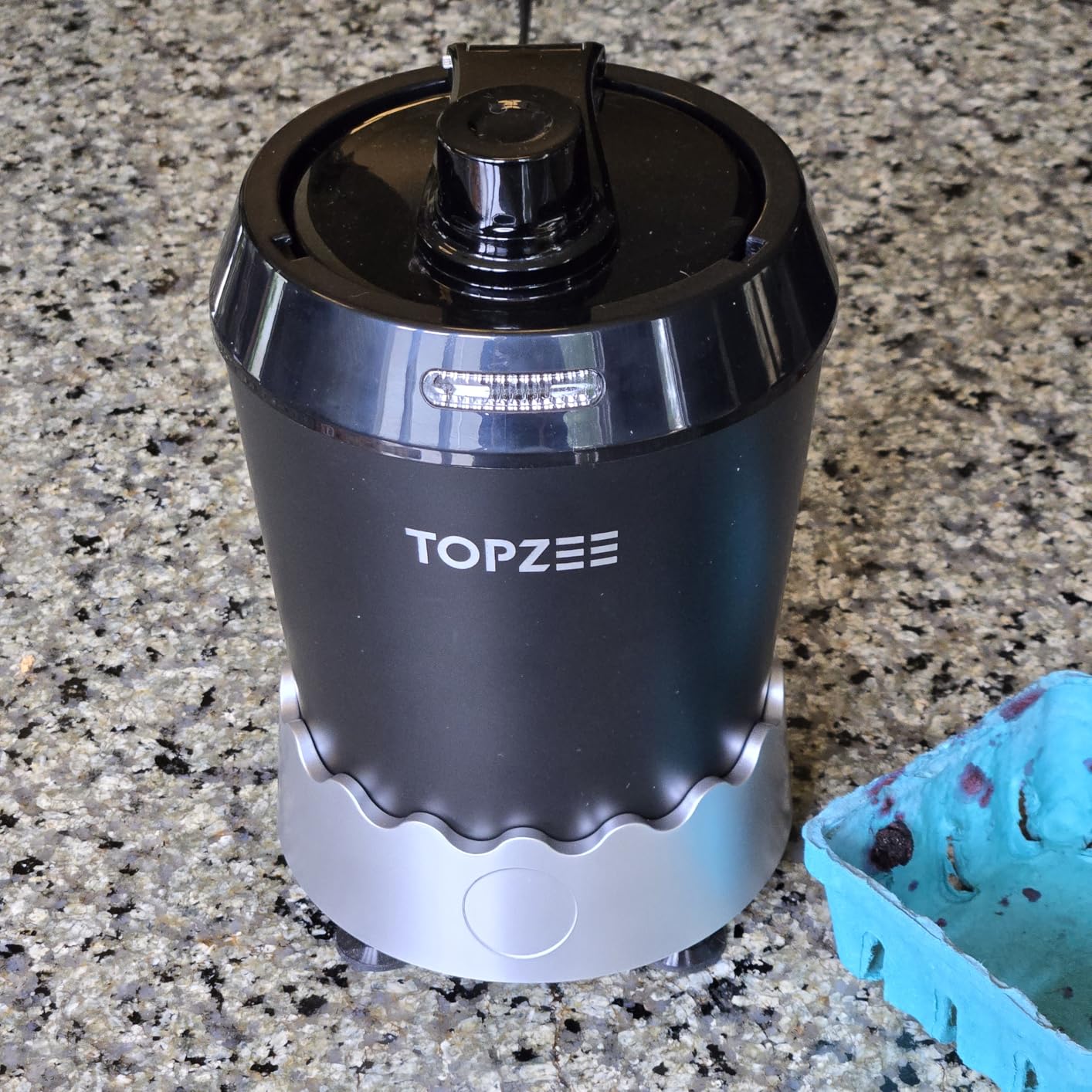 TOPZEE Personal Smoothie Blender, 1000W Single-Serve Blender with 24oz To-Go Cup, Twist-On Start/Stop, for Protein Shakes & Smoothies, Compact Countertop Blender, Black customer photo 2