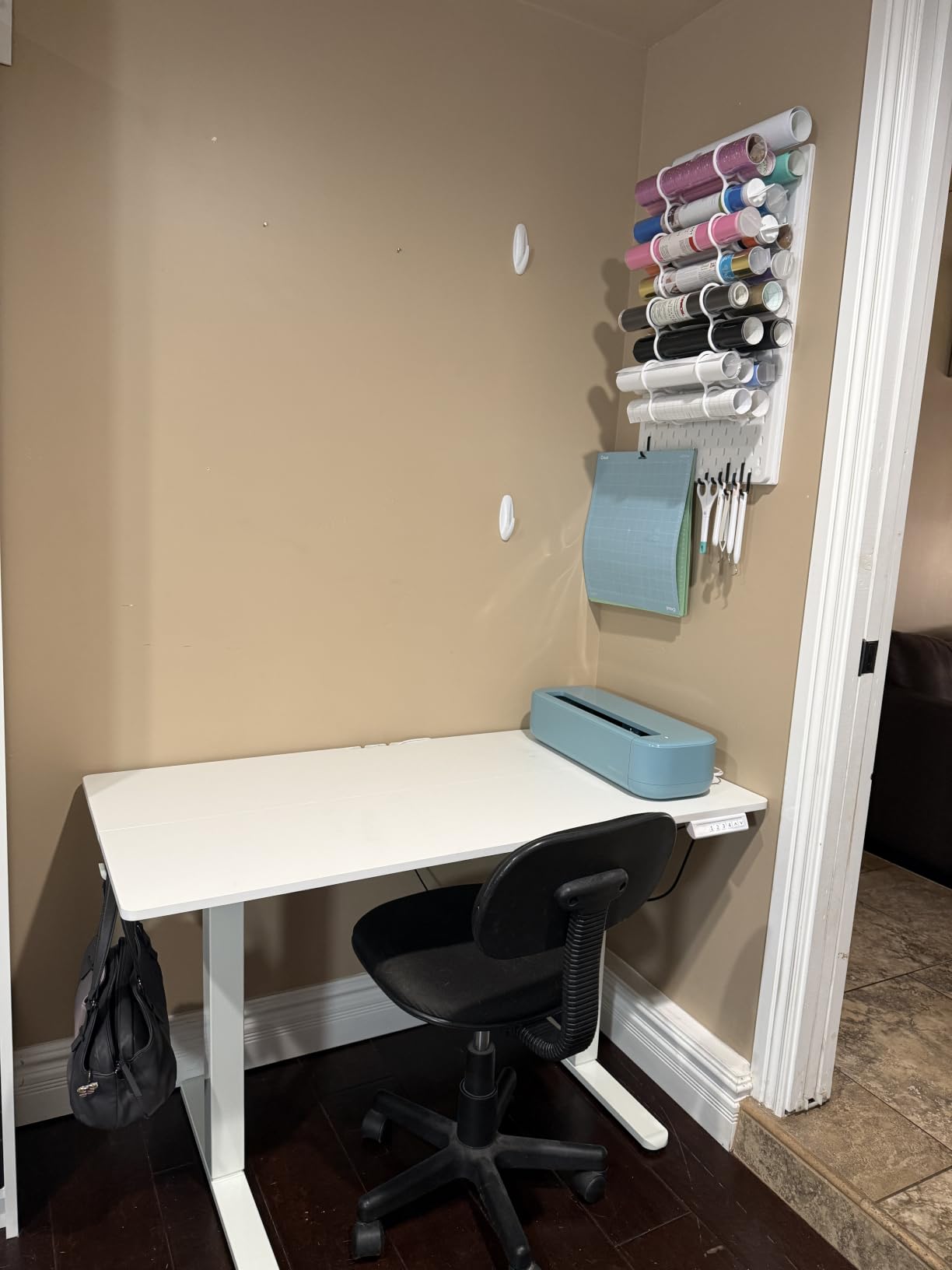 ErGear Height Adjustable Electric Standing Desk, 71 x 30 Inches Sit Stand up Desk, Memory Computer Home Office Desk, Black customer photo 1