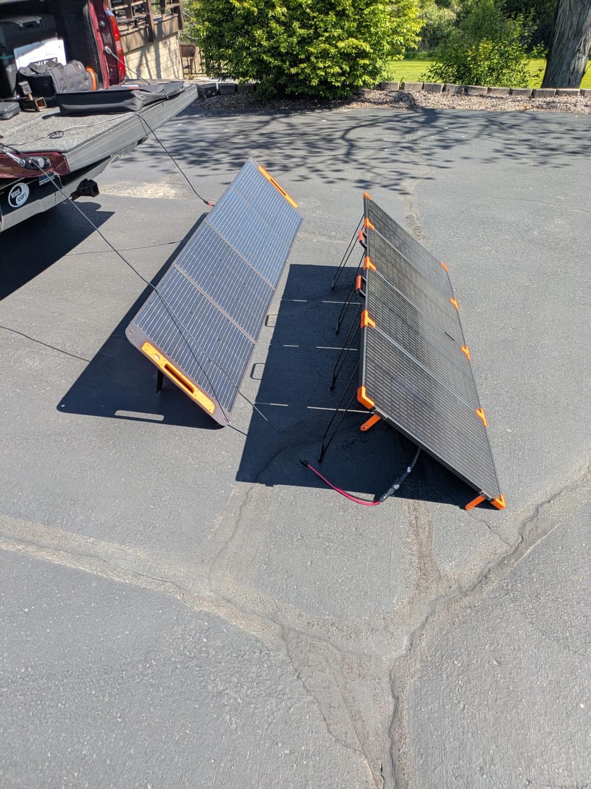ZOUPW 200W Portable Solar Panel (Tempered Glass), Heavy-Duty Foldable Mono Solar Charger for Jackery Explorer 1000 v2/EcoFlow Delta 2/Bluetti, IP67 Waterproof Off-Grid Power for RV Camping Power Backup customer photo 1