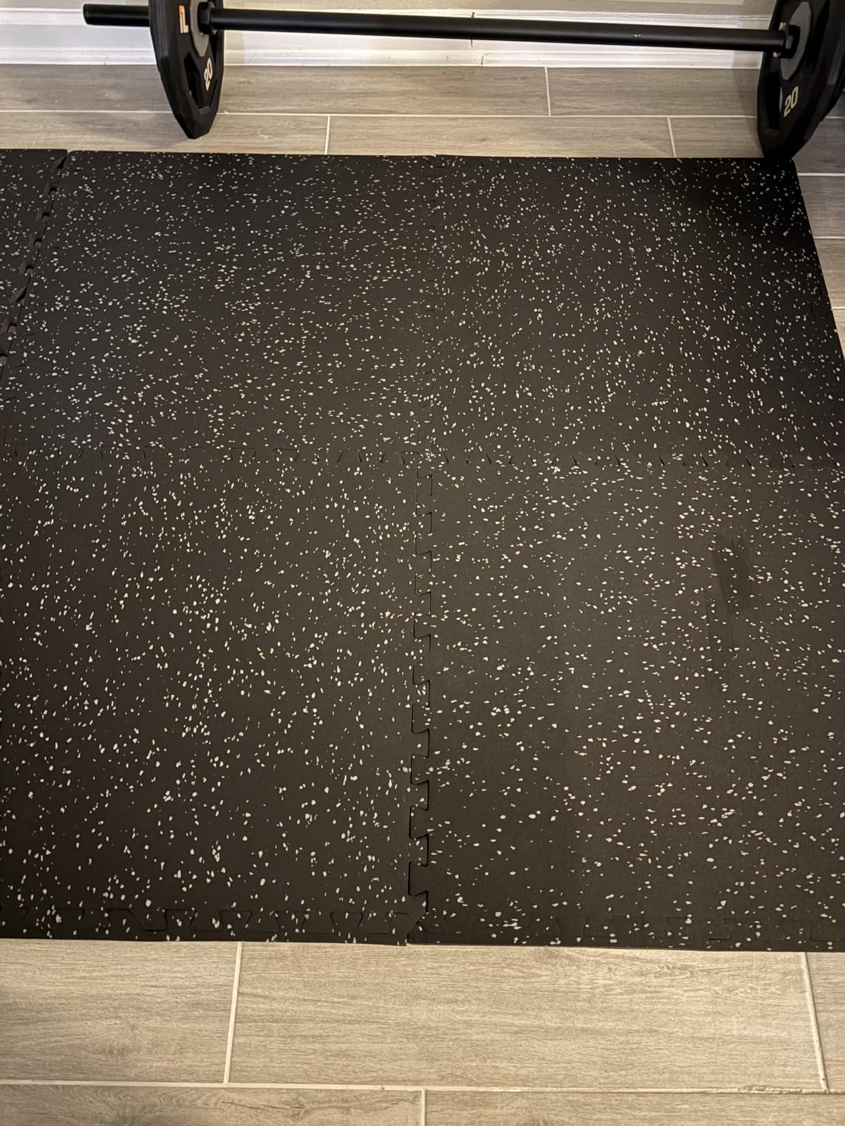 SUPERJARE 0.79'' Extra-Thick Exercise Equipment Mats, 12 Pcs 48 Sq Ft Rubber Top Floor Tiles with High Density EVA Foam, Interlocking Gym Flooring for Home Gym, Workout Mat, Black/Grey customer photo 2