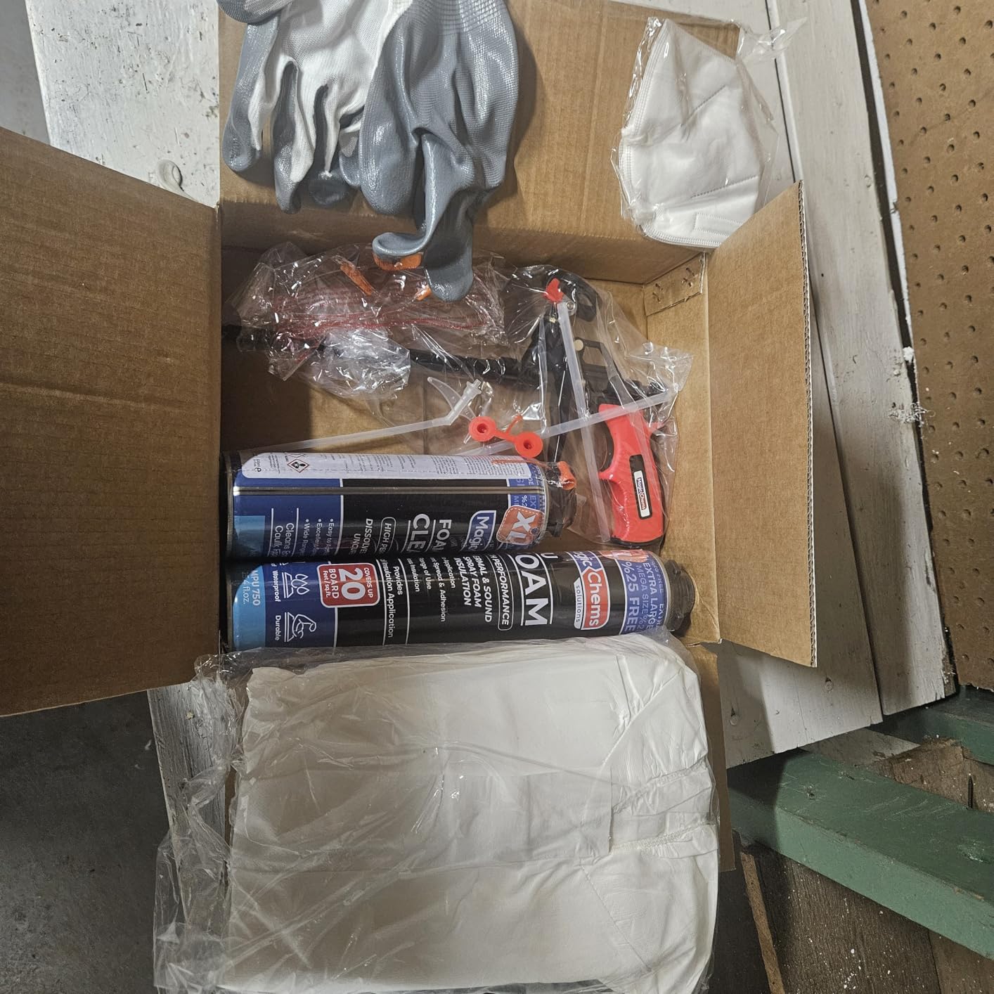 Magic Chems Spray Foam Insulation Kit, Polyurethane Filler, 6 Pack-25.4 oz customer photo 1