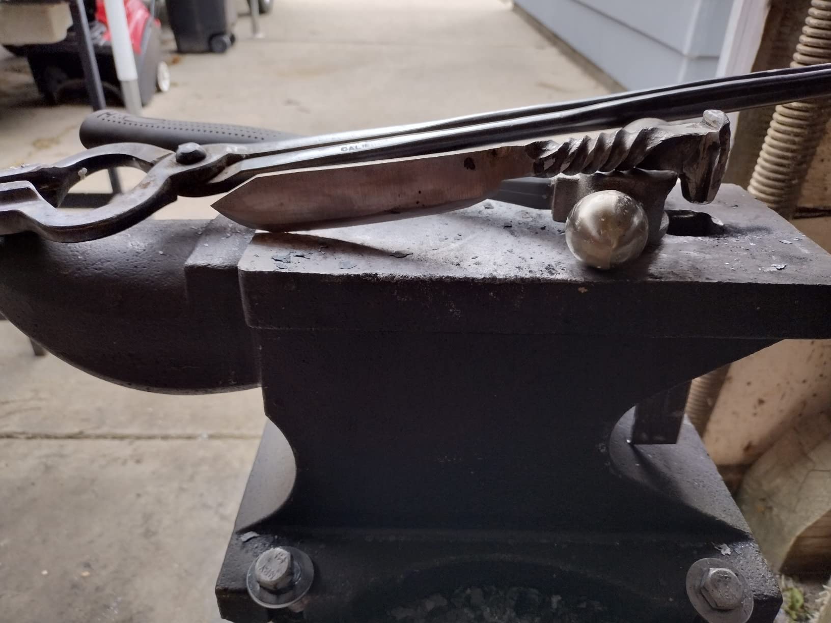 VEVOR Single Horn Anvil, 25lbs Cast Steel Anvil with Stable Base, Metal Working Tool for Blacksmiths customer photo 1
