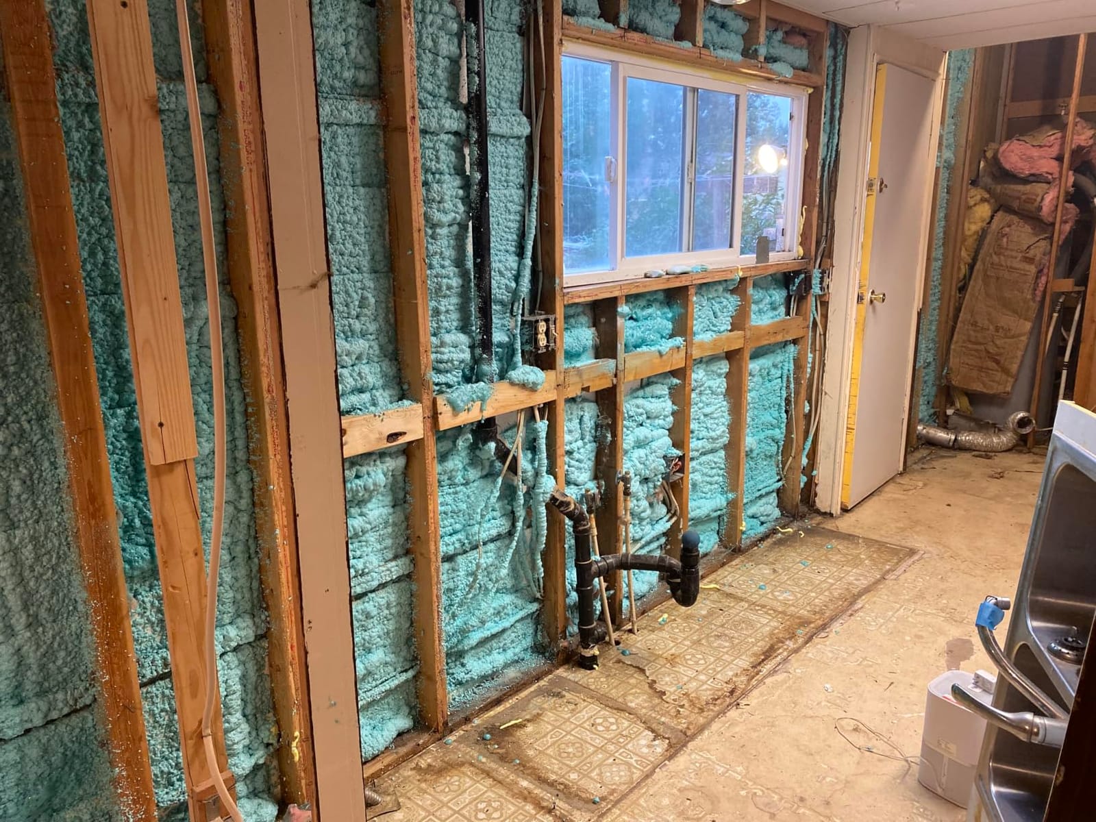 BEEST FullStop Spray Foam Insulation Kit - 480 Board ft/sq.ft. Fire Rated Spray Insulation Foam for Walls & Attics with Thermal & Soundproofing - Includes 24x Cans, 2 Cleaner, Pro X Gun, Safety Gear customer photo 1