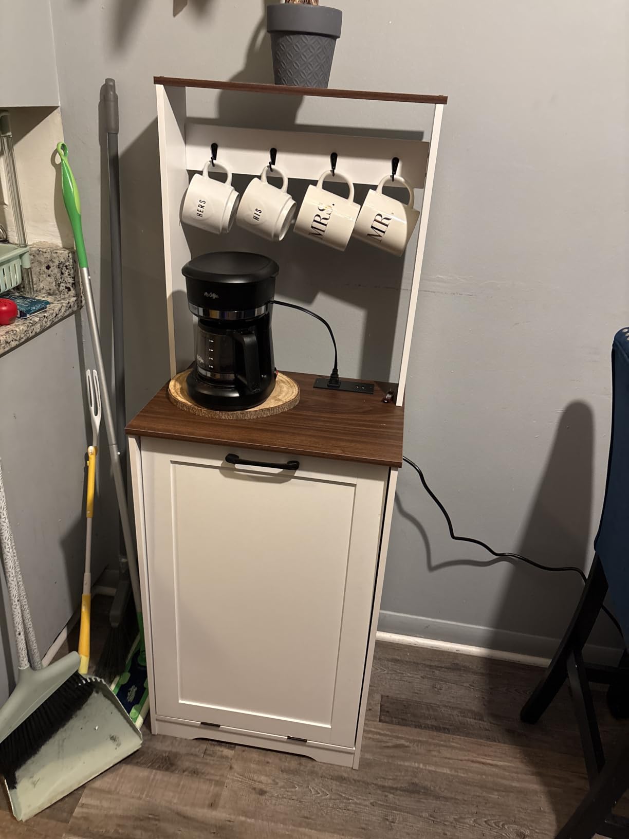 YATINEY Tilt Out Trash Can Cabinet with Charging Station, Kitchen Trash Bin Cabinet with Hooks, 10 Gallons Wooden Recycling Cabinet, Hidden Garbage Cabinet, for Kitchen, Living Room, White WB02UWH customer photo 1