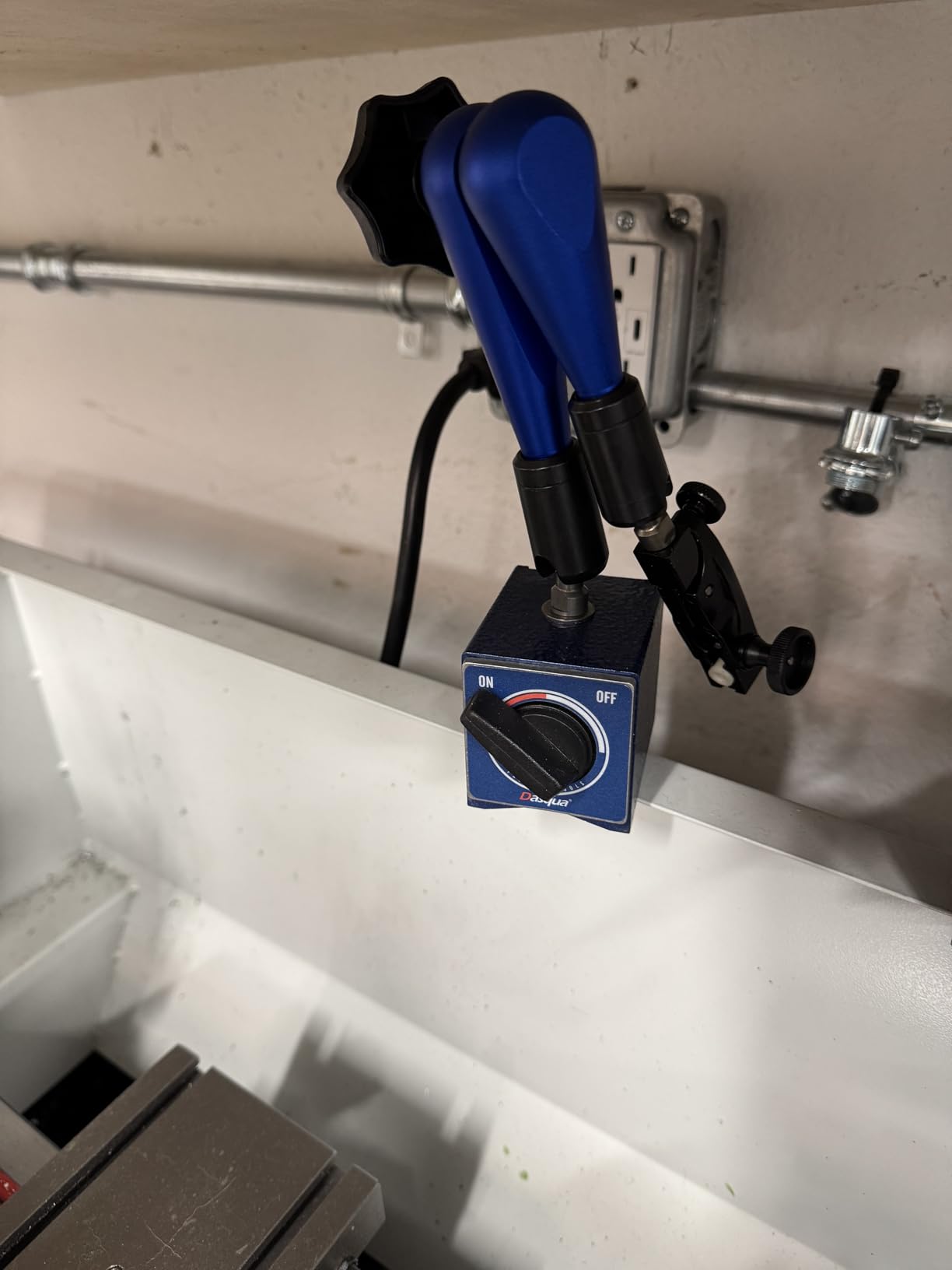 Dasqua Industrial-Strength Magnetic Base Indicator Holder with Fine Adjustment, Heavy Duty dial gage Holder with Swivel clamp, 176lb/80kg Max Pull customer photo 1