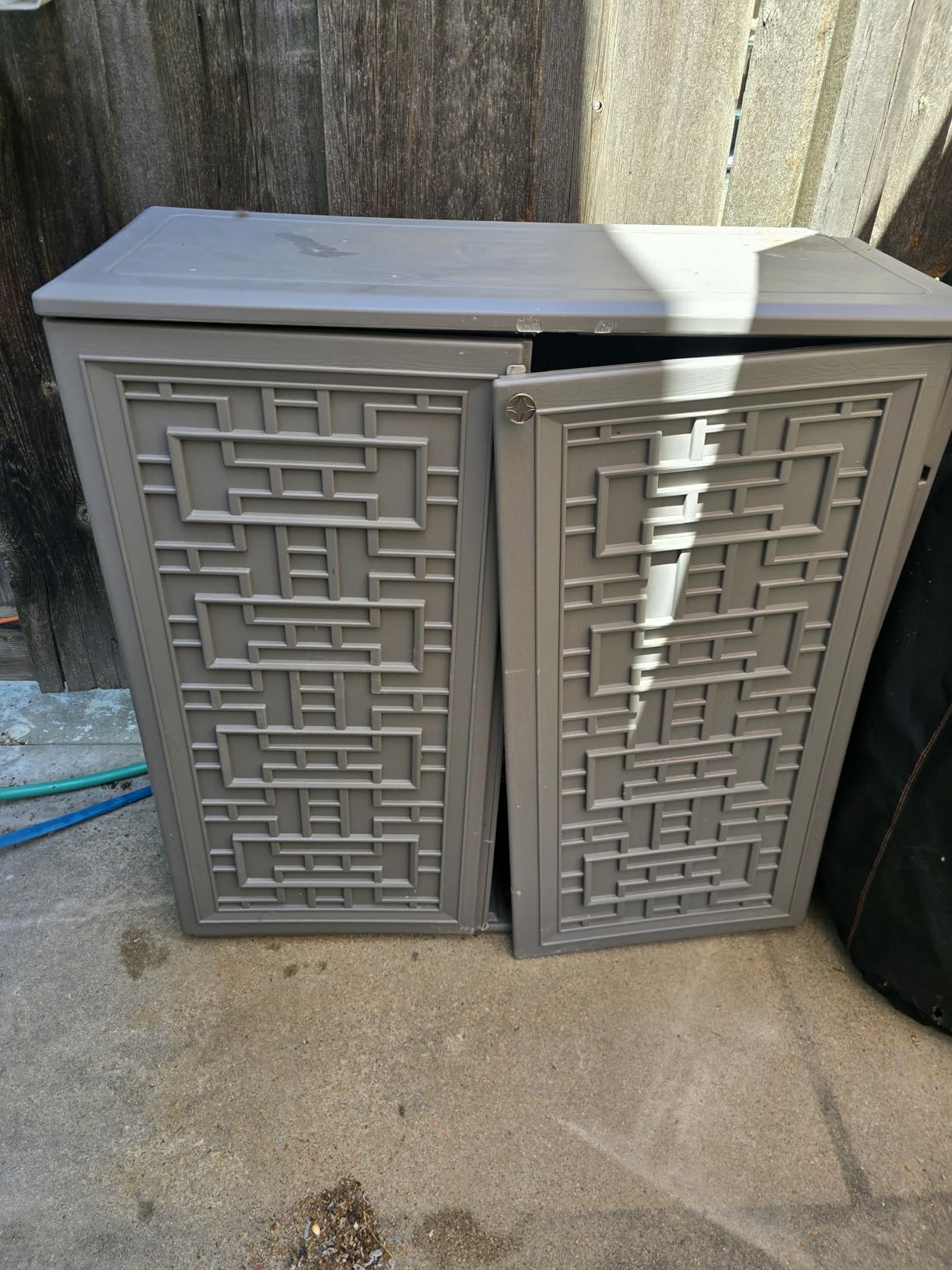 KINYING Outdoor Storage Cabinet Waterproof, Resin 62 Gallon Deck Box for Patio Furniture Cushions, Garden Tools, Pool Tools and Kids’ Toys (Black with 1 Shelving) customer photo 1