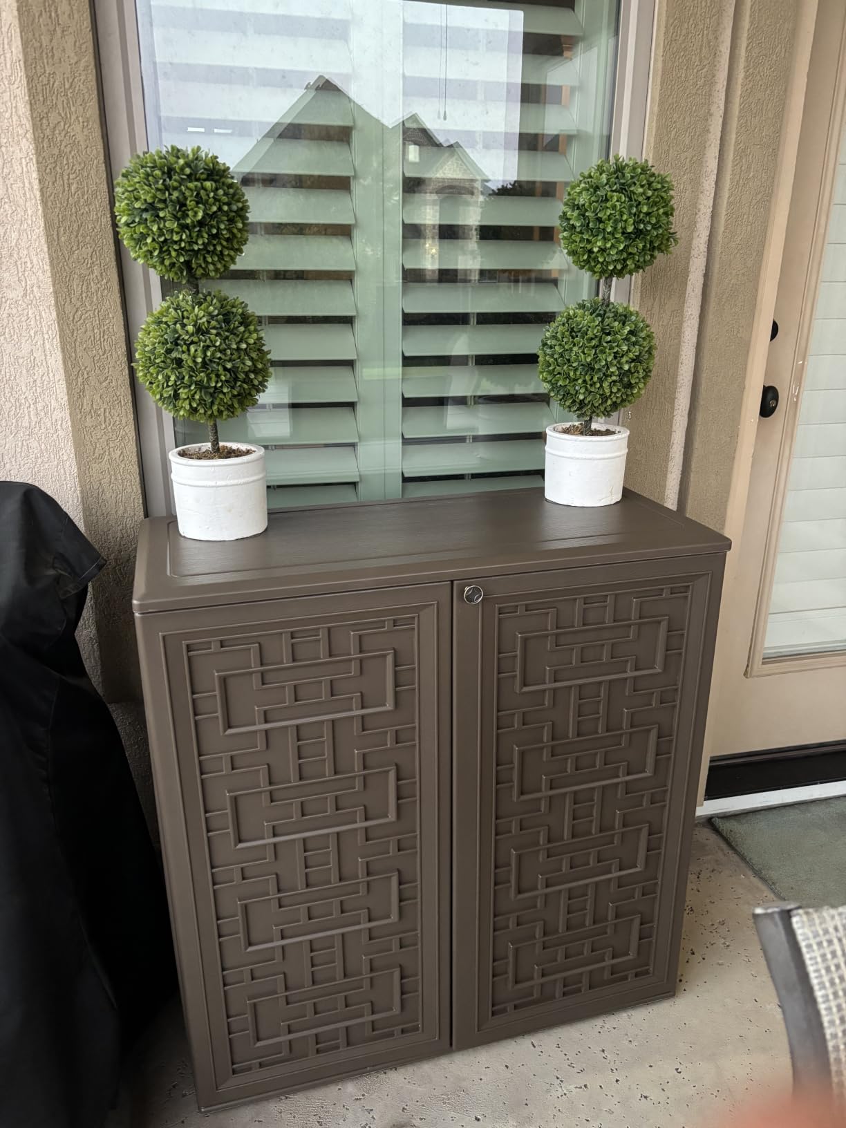KINYING Outdoor Storage Cabinet Waterproof, Resin 62 Gallon Deck Box for Patio Furniture Cushions, Garden Tools, Pool Tools and Kids’ Toys (Black with 1 Shelving) customer photo 2