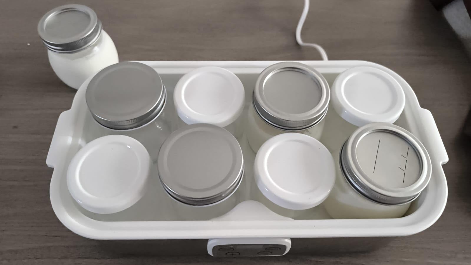 Suteck Yogurt Maker with 8 Jars, Adjustable Time & Temp Control, Black customer photo 1