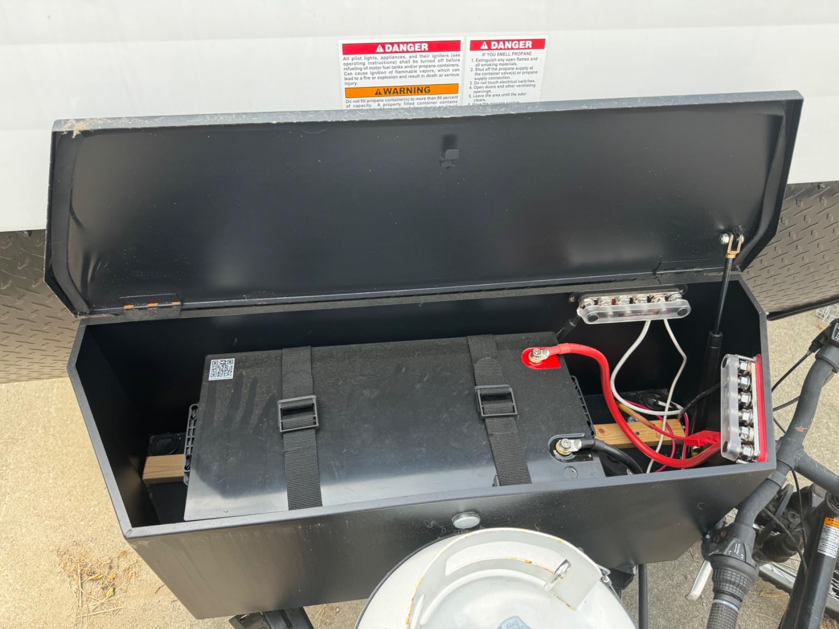 ECO-WORTHY EnergyRock 12V 280Ah Metal Case LiFePO4 Lithium Battery | with Bluetooth & Safety Switch, Low-Temp Protection, Built-in 200A BMS, Max 3584Wh, for Off-Grid, RV, Camper, Travel Trailer customer photo 1