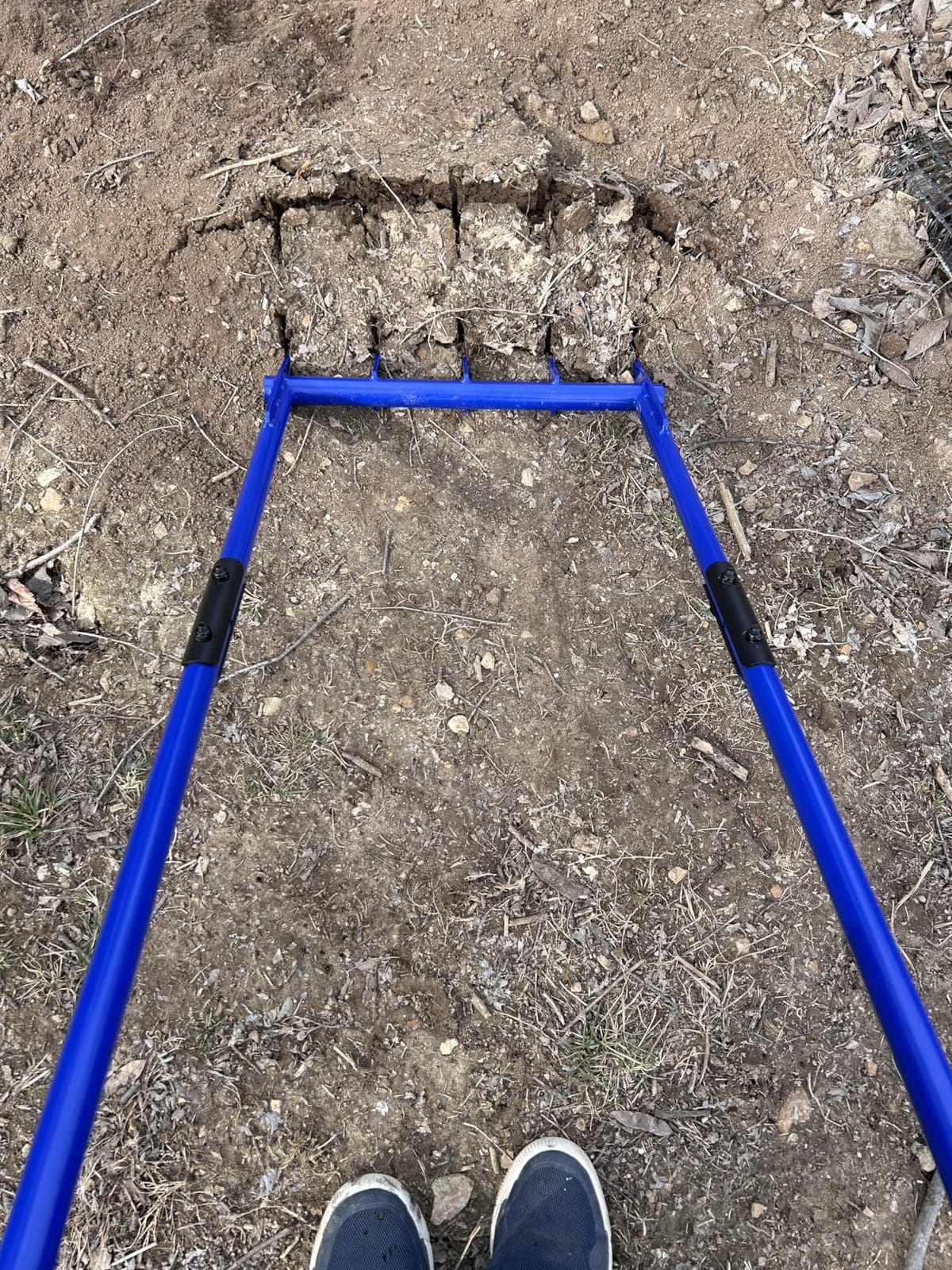 56'' Heavy Duty Broadfork for All the Soils, Detachable Design Pitchfork, 5 Sharp and Cambered 11'' Tines Bord Fork Garden Tool, Ergonomic Handles, Good Package, Easy Assembly, Blue. customer photo 1