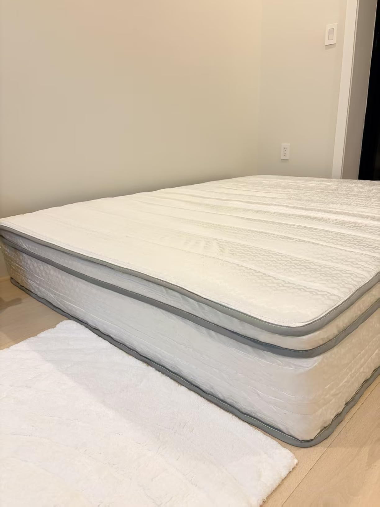 Novilla 14 Inch Queen Size Mattress, Hypoallergenic & Back Pain Relief, Hybrid Queen Mattresses in a Box with Smarts Coils, Fiberglass Free CertiPUR-US Certified Colchones No Box Spring Needed customer photo 1