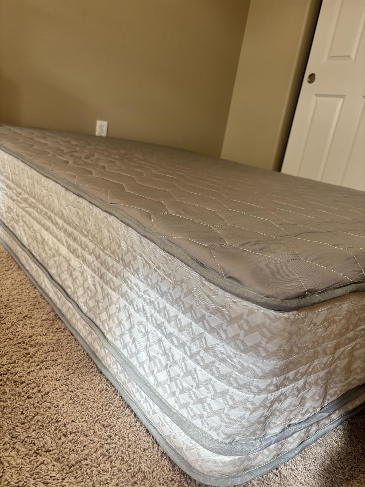 Novilla 14 Inch Queen Size Mattress, Hypoallergenic & Back Pain Relief, Hybrid Queen Mattresses in a Box with Smarts Coils, Fiberglass Free CertiPUR-US Certified Colchones No Box Spring Needed customer photo 2