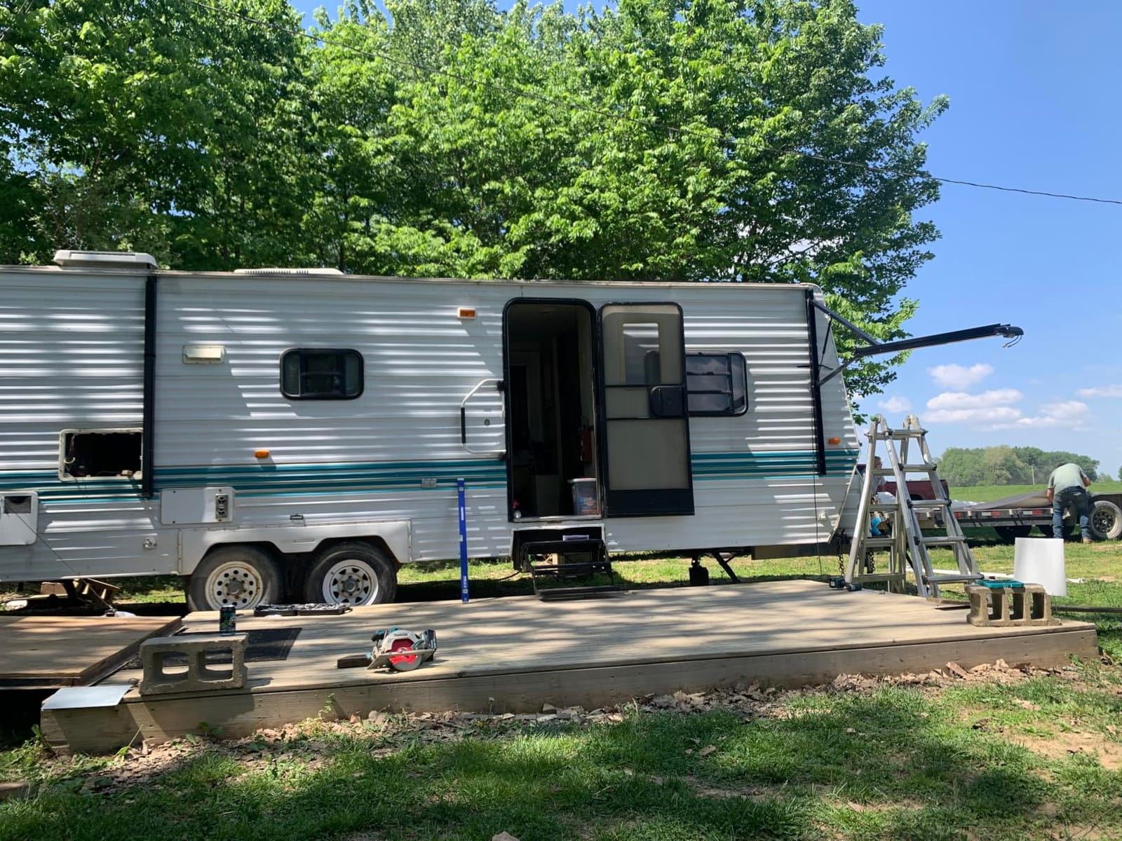 VEVOR Motorized RV Awning Complete Kit, 20.06FT Electric Retractable RV Awning with Aluminum Alloy Frame & Waterproof Fabric, Outdoor Camping Trailer Awnings Fit Most RVs (20FT Type, Gradient Black) customer photo 2