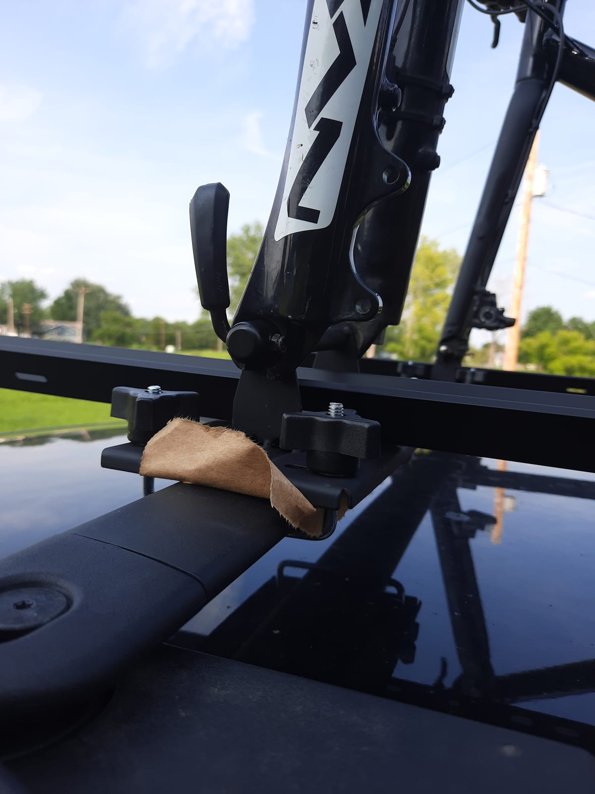 Swagman Standard Fork Mount Roof Bike Rack – Rooftop Bike Carrier for 9mm Quick Release Bikes customer photo 1