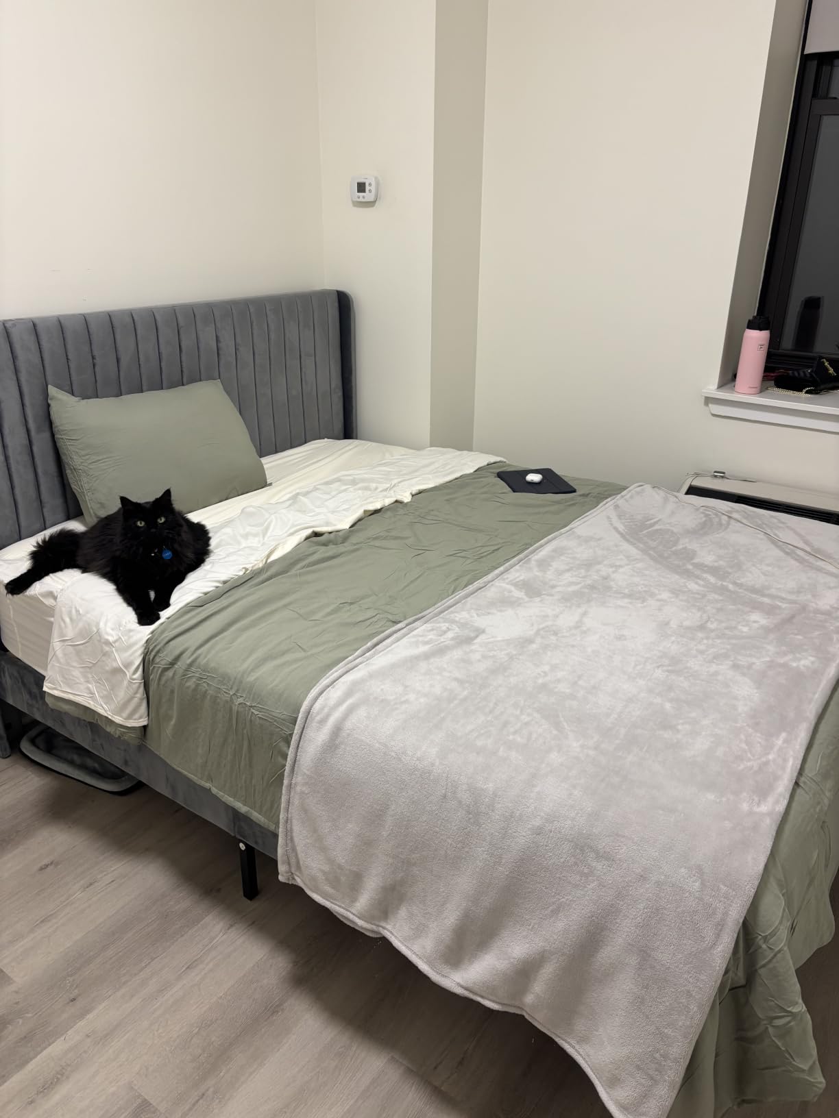 Queen Size 4 Piece Sheet Set - Breathable & Cooling Sheets - Navy Blue customer photo 2