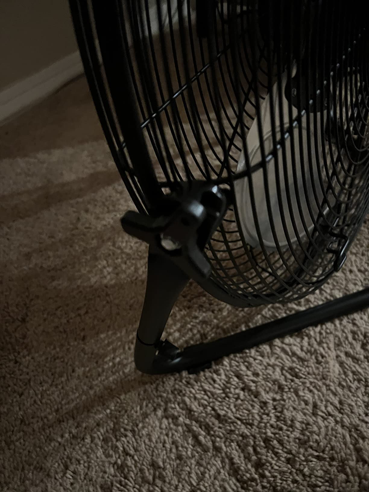 iLIVING 20 Inch Heavy Duty Floor & Wall Mount Fan - 5750 CFM High Velocity, 120-Watt, 3-Speed, Industrial Cooling for Garage, Workshop, Office, Home - UL Listed, Black customer photo 1