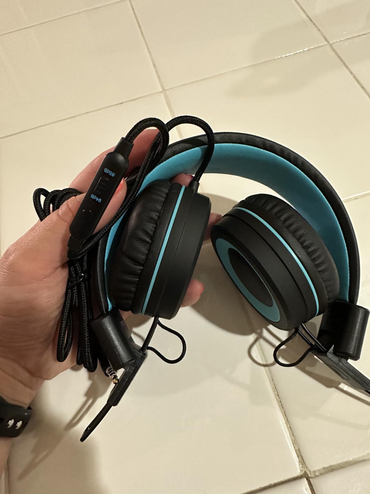 POWMEE P10 Kids Headphones with Microphone Stereo Headphones for Children Boys Girls,Adjustable 85dB/94dB Volume Control Foldable On-Ear Headphone with Microphone for School/PC/Cellphone(Green) customer photo 2