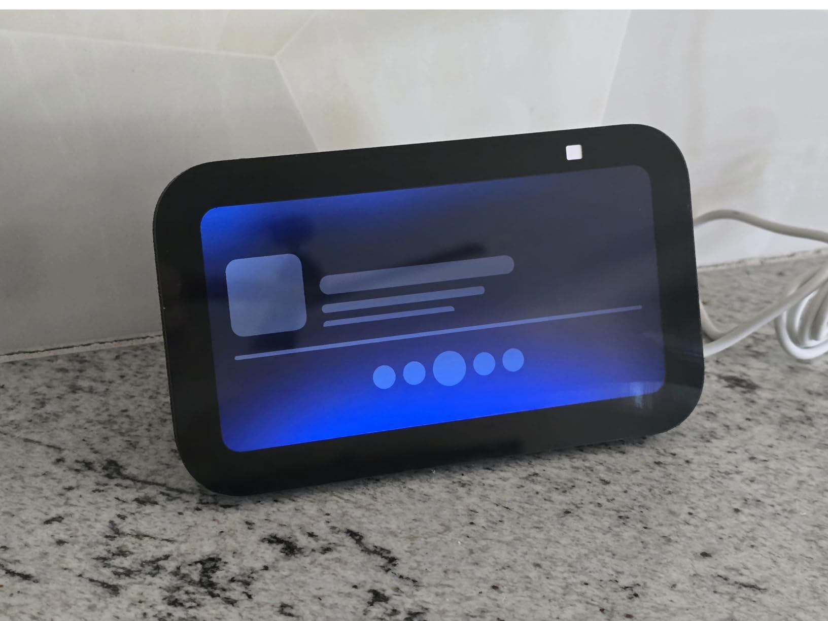 Amazon Echo Show 5 (newest model), Smart display, Designed for Alexa+, 2x the bass and clearer sound, Charcoal customer photo 1