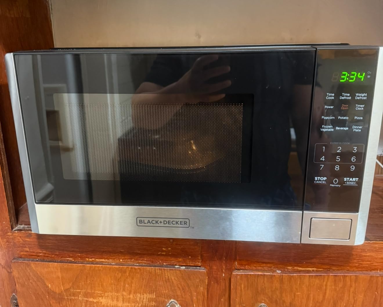 BLACK+DECKER Over the Range Microwave Oven, 1.9 Cu.Ft,1000W, 400 CFM customer photo 1
