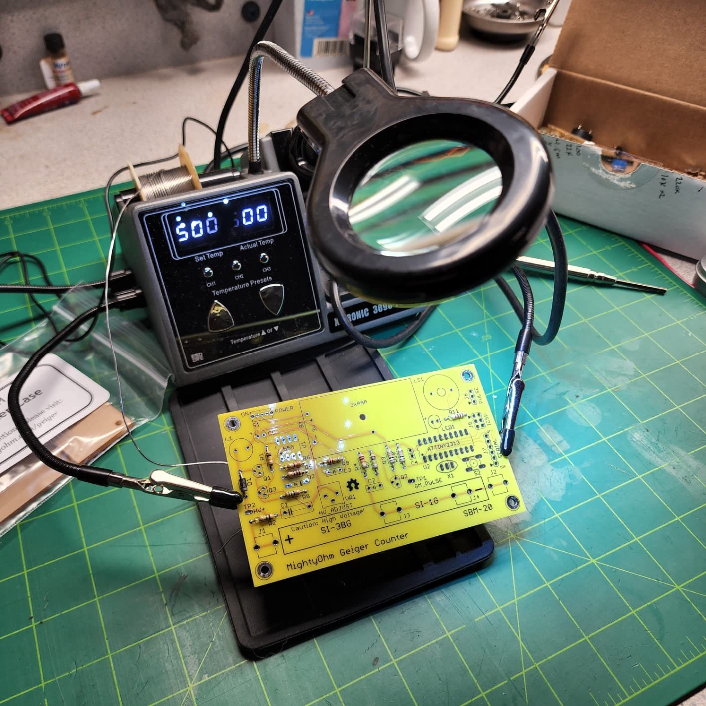 X-Tronic 3090-PRO-X – 75 W Soldering Iron Station – 5 Extra Tips, 2 LED Displays, Sleep Func, C/F, 3 Temp Presets, Mini Mag Lamp, 4 Helping Hands, Solder Sucker, Tweezers, Solder, Brass & Wet Sponges customer photo 1