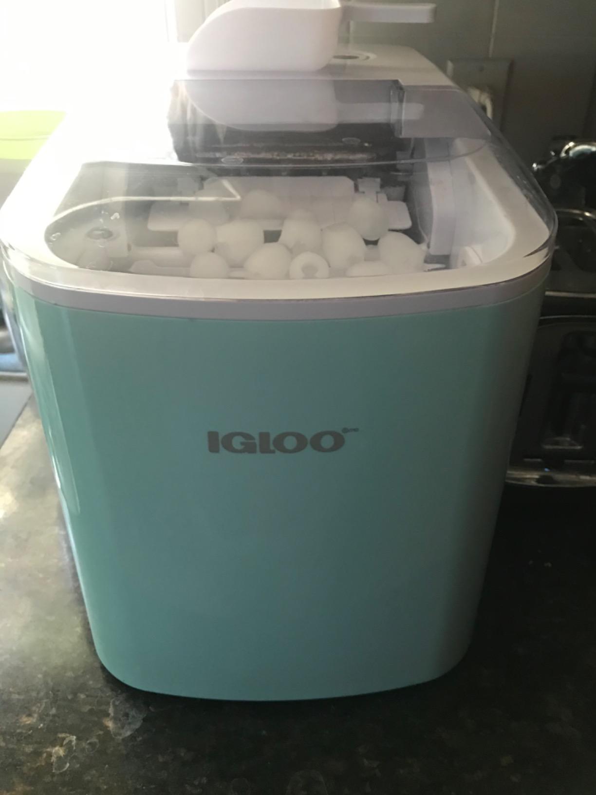 Igloo Handled Portable Ice Maker with Scoop - Ice Maker with LED Control Panel & 1 Quart Water Tank - Ice Cube Maker Produces 26 Lbs. of Ice in 24 Hours with 9 Large or Small Cubes In 7 Minutes- Black customer photo 2