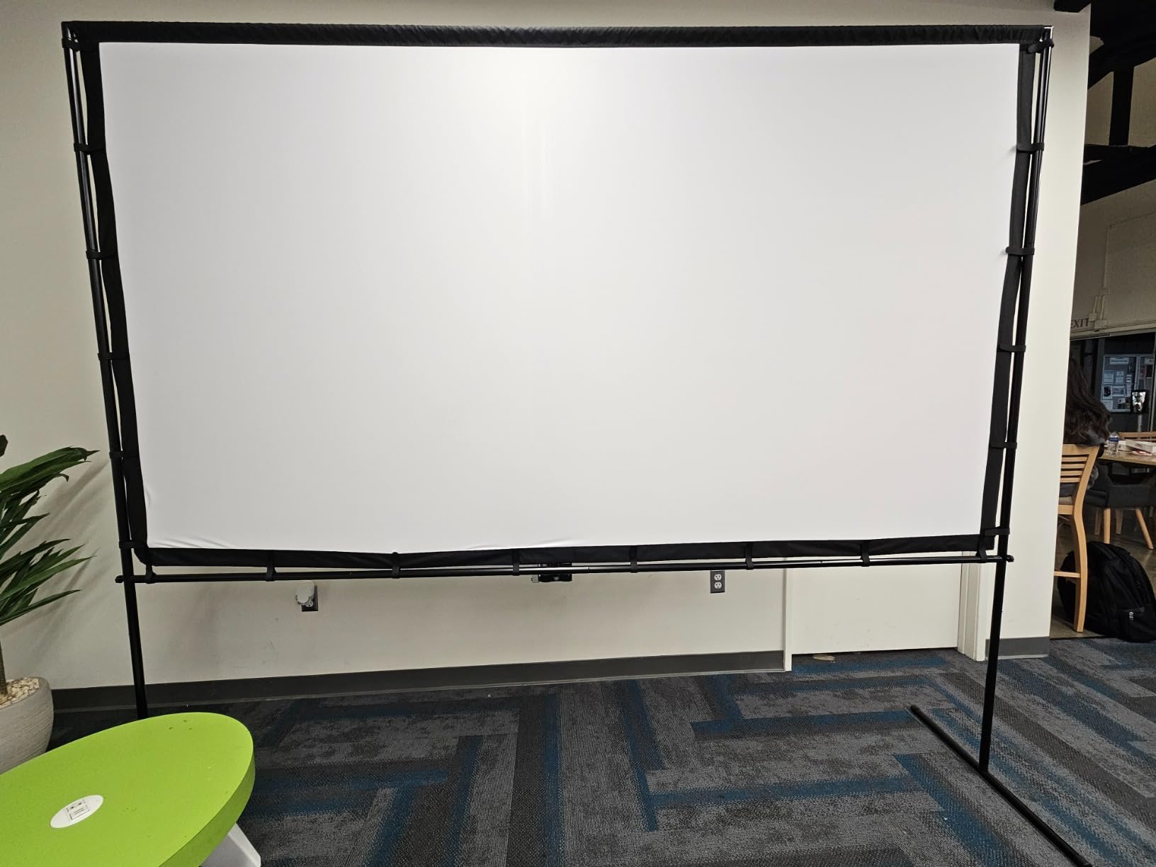 VEVOR Projector Screen with Stand, 120 inch 16:9 4K 1080 HD Outdoor Movie Screen with Stand, Wrinkle-Free Projection Screen with Tripods and Carry Bag, for Home Theater Cinema Backyard Movie Night customer photo 2