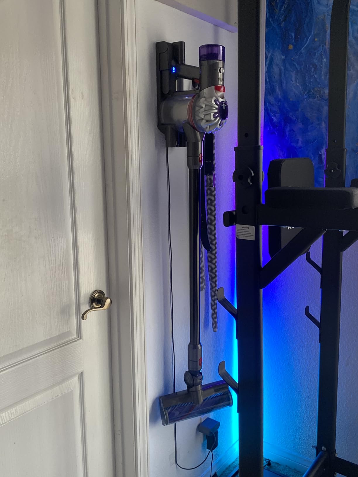 Dyson V8 Plus Cordless Vacuum, Cleans Hard Floors and Carpets, Detangles, Converts to Handheld, 115AW, 2 Power Modes, Up to 40 Minutes¹ customer photo 1