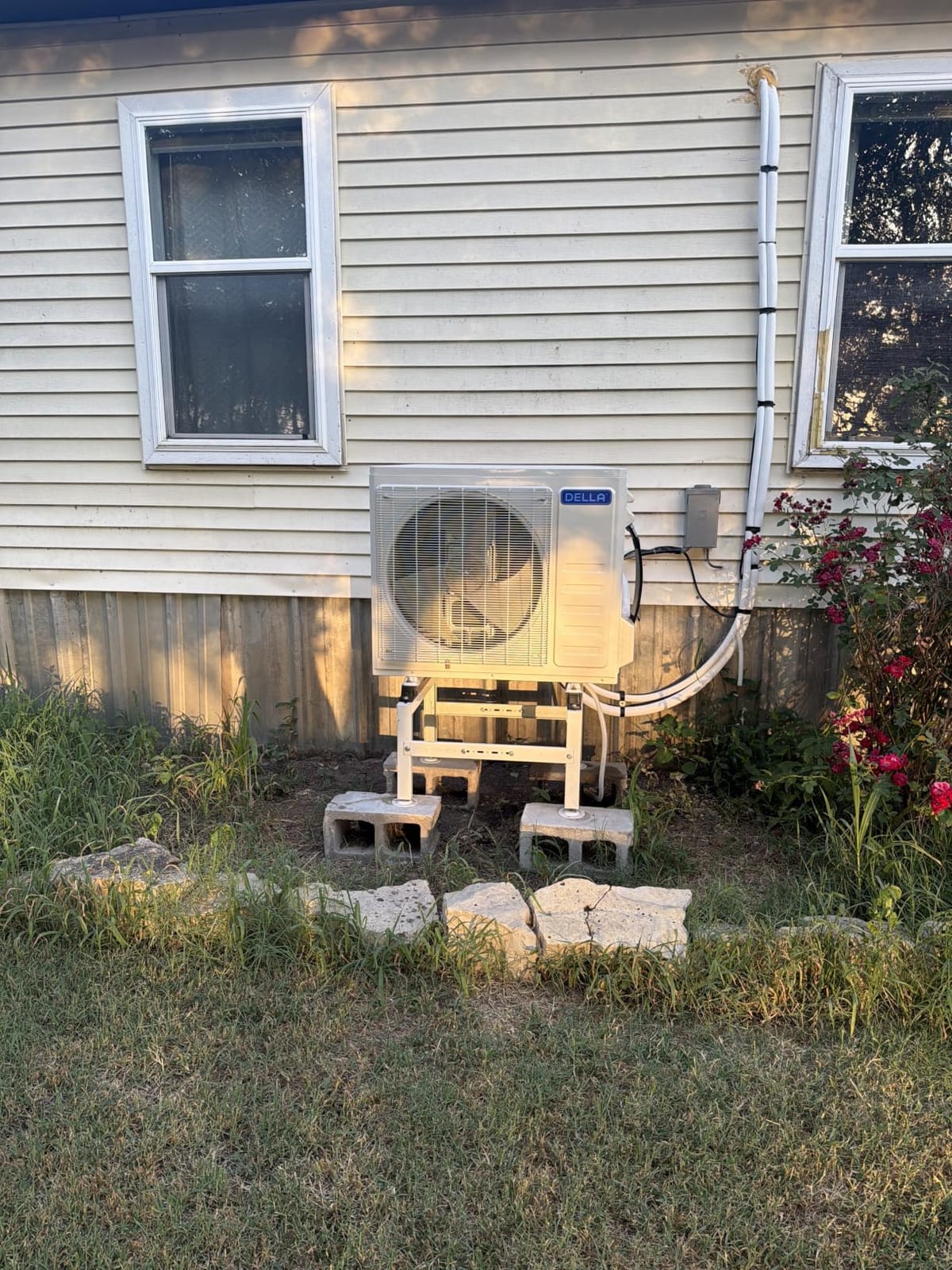 DELLA Econo Series 11500 BTU 115V Mini Split Air Conditioner with Heat Pump, Works with Alexa and Wifi, 17 SEER2 Cools up to 550 Sq. Ft, Ductless Inverter System, 16.4ft Installation Kit Included customer photo 1
