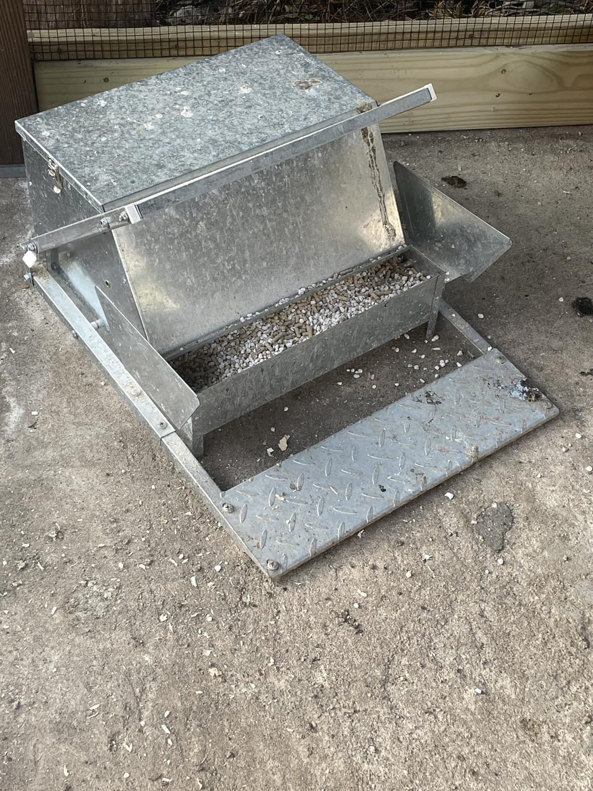 Rat Proof MAX-25Lbs Treadle Chicken Feeder No Waste Poultry Feeder customer photo 2