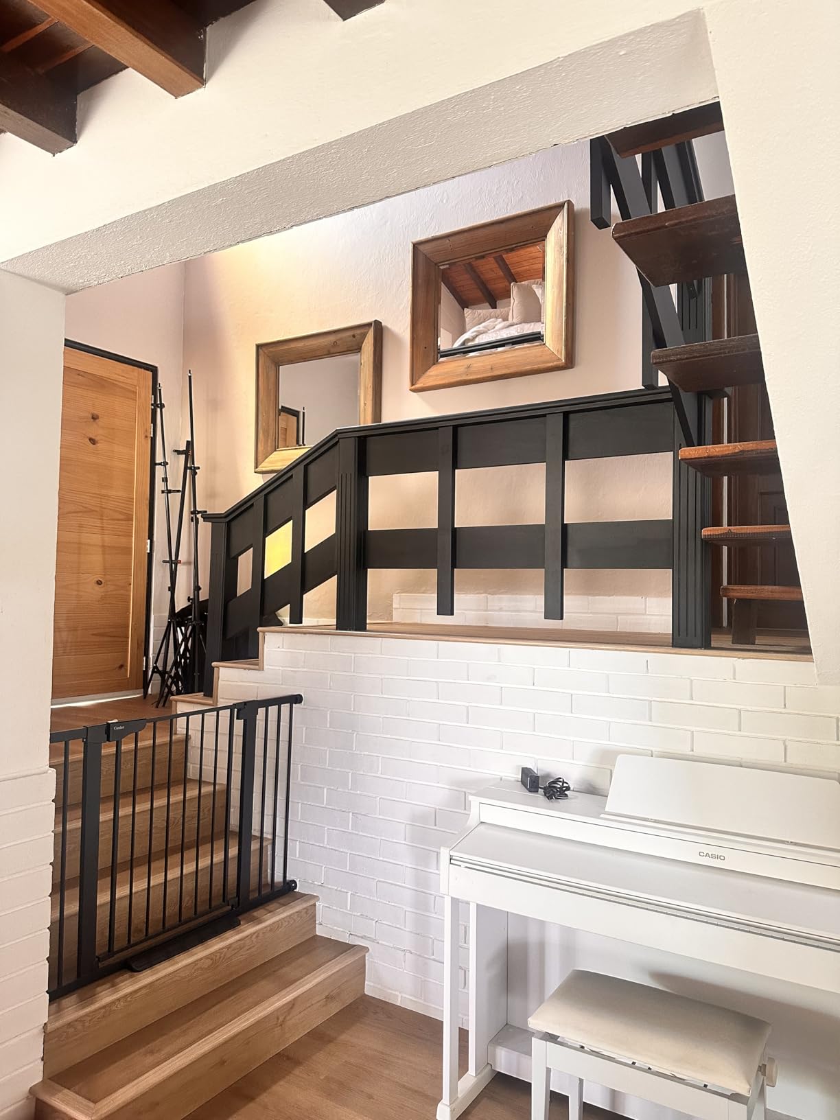 Cumbor 30-48 in Baby Gate for Stairs, Auto Close Dog Gate Indoor, Black customer photo 1