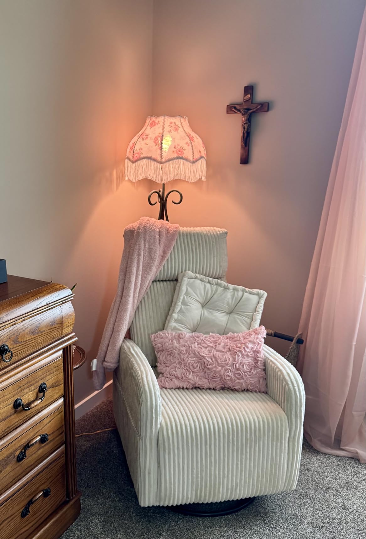 Yaheetech 360° Swivel Nursing Chair with Side Pockets, Beige customer photo 2