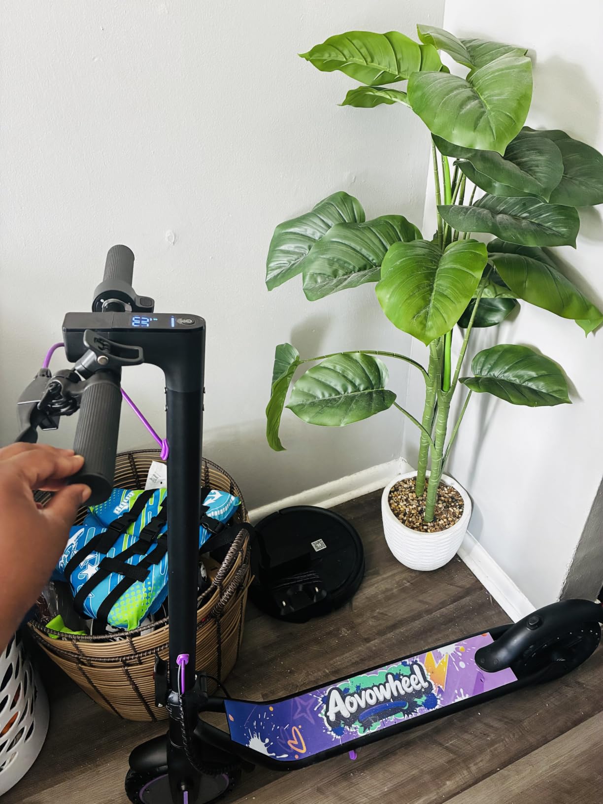 Aovowheel Electric Scooter for Adults, Folding E Scooter Commuting Scooters customer photo 1