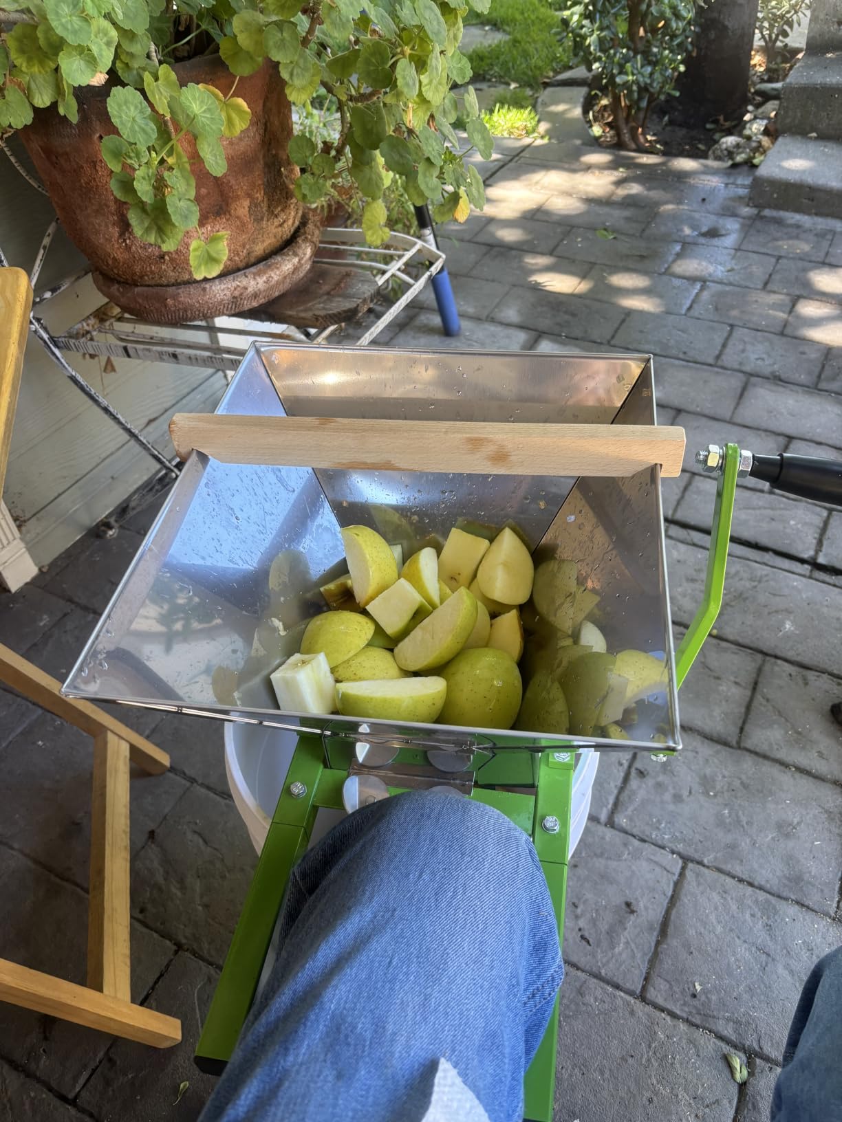 VEVOR 1.8 Gal/7L Fruit and Apple Crusher, Large Manual Grinder, Stainless Steel Fruit Scratter Pulper for Wine Cider Apple Grape Pressing, with Roller Handle for Kitchen Home, Green customer photo 1