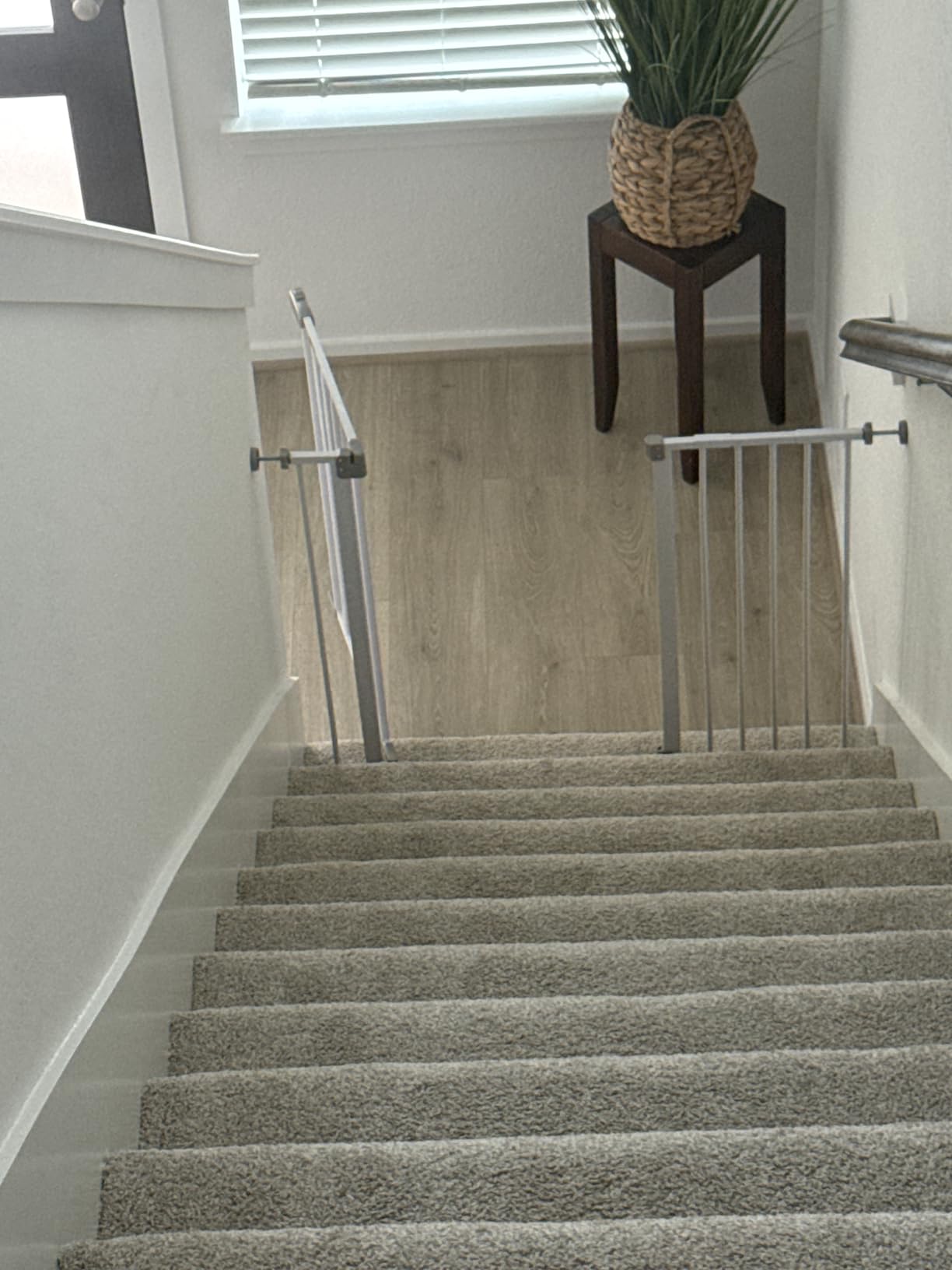 InnoTruth 29.6-39.1 in Wide Baby Gate for Stairs and Doorways, White customer photo 2